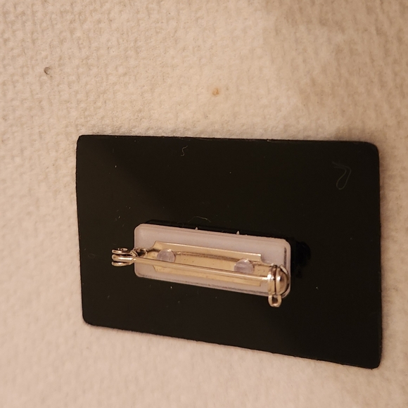 Lot of Small Brooches and Lapel Pins - Picture 12 of 16